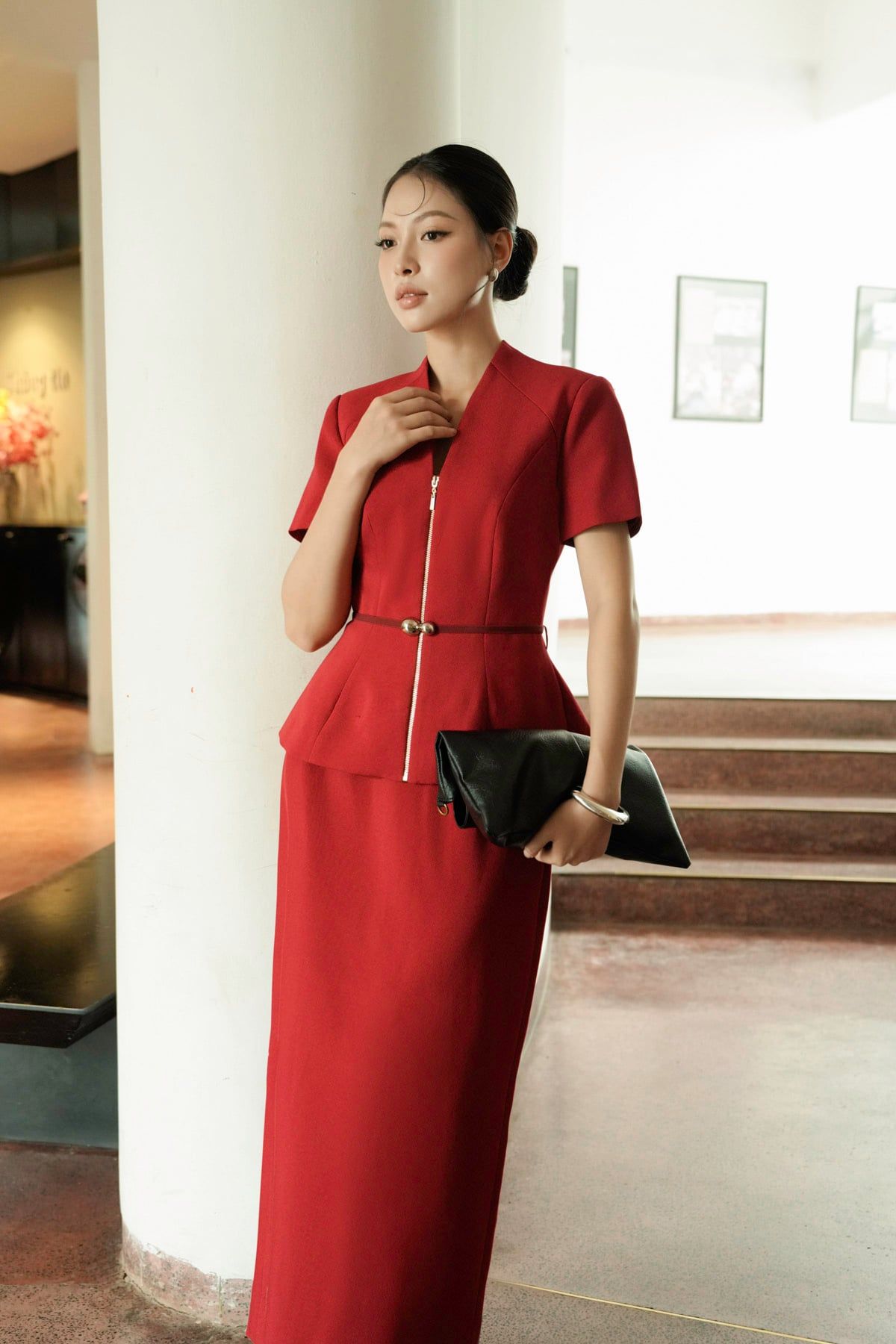 Áo kiểu công sở vải thô dáng peplum cổ xẻ V tay cộc thân áo phối khoá kim loại kèm dây lưung tạo kiểu - ÉLANE